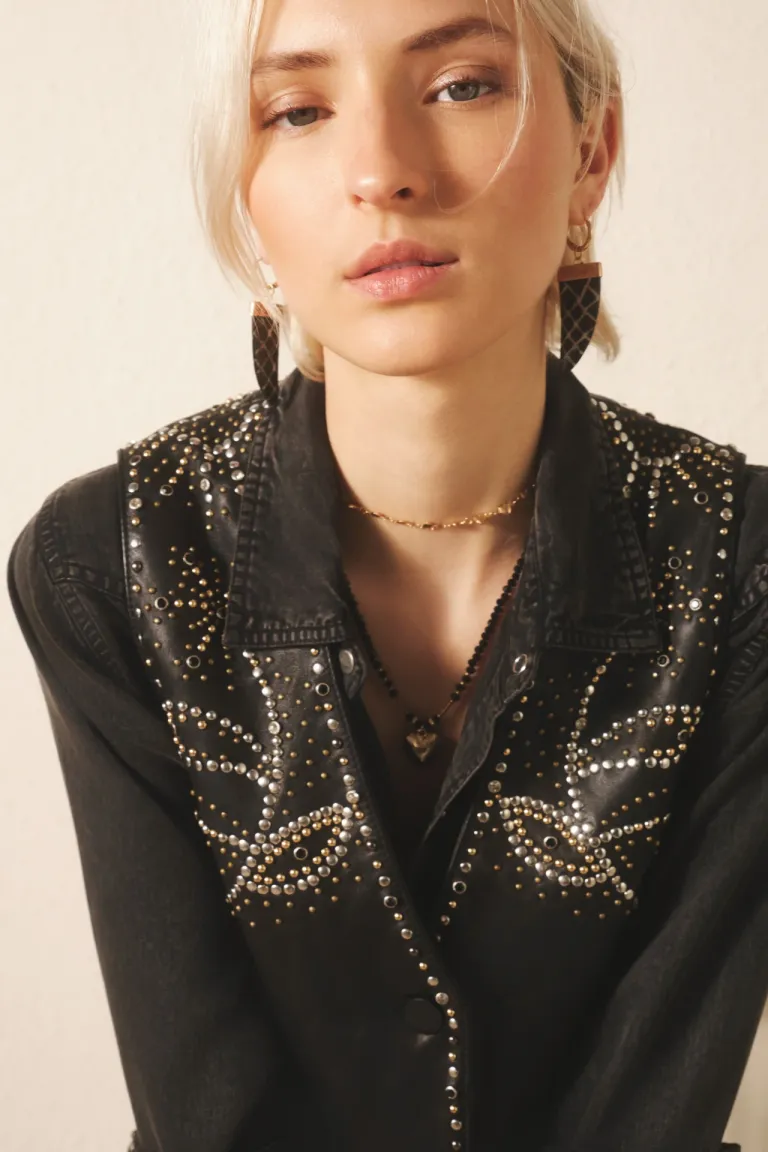 Chaleco de cuero negro con bordados metálicos en tonos mixtos de Rapsodia en Chalecos para argentina