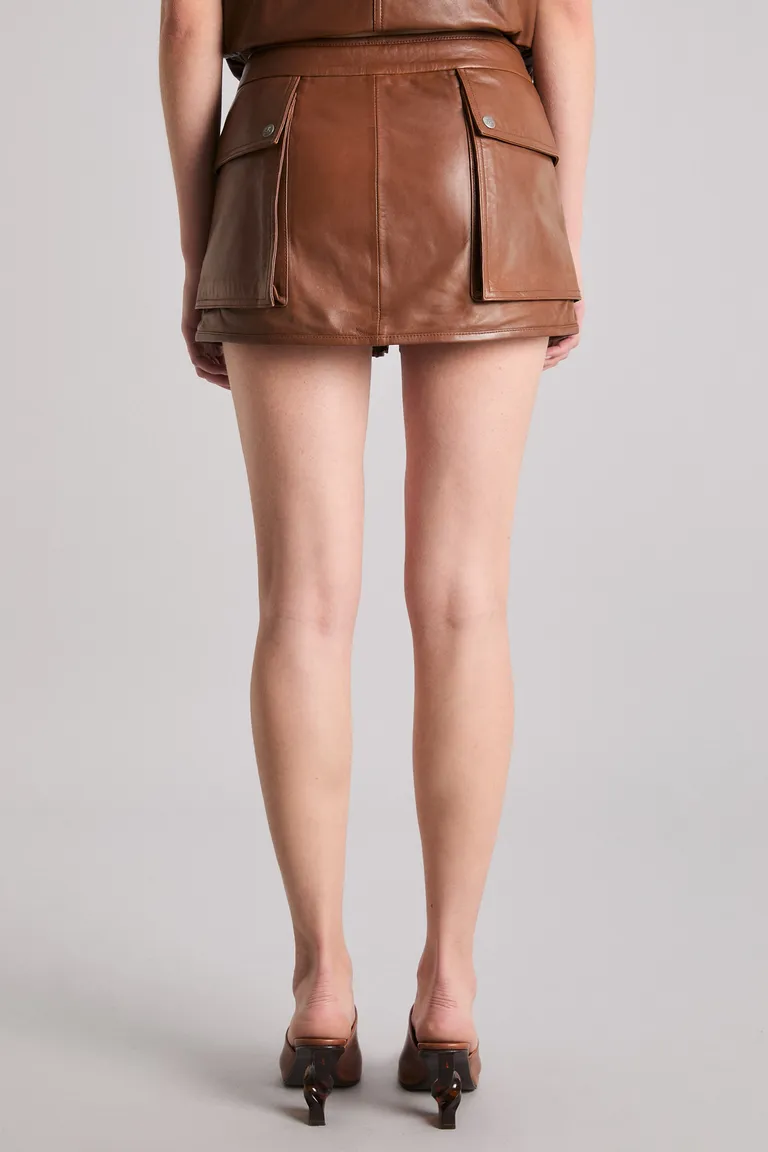 Pollera de cuero marrón de tiro bajo y largo mini con bolsillos envolventes de Kosiuko en Shorts para argentina