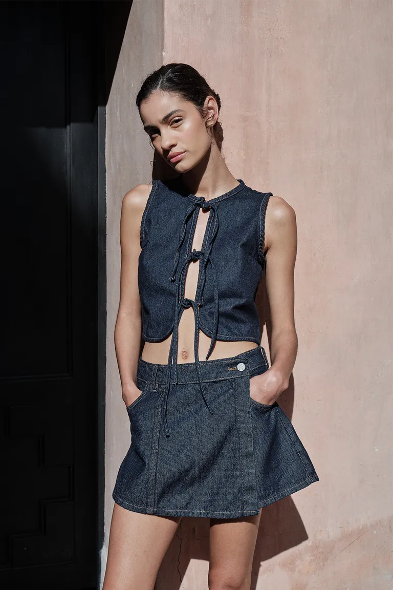 Top fiyi de denim con escote redondo y frente abierto de cierre con lazos de Sweet en Tops para argentina