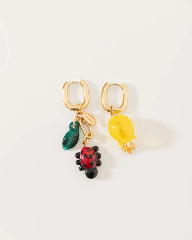 Pendientes colgantes artesanales con dijes en tonos vibrantes y chispeantes de Jazmin Chebar en Bijouterie para argentina