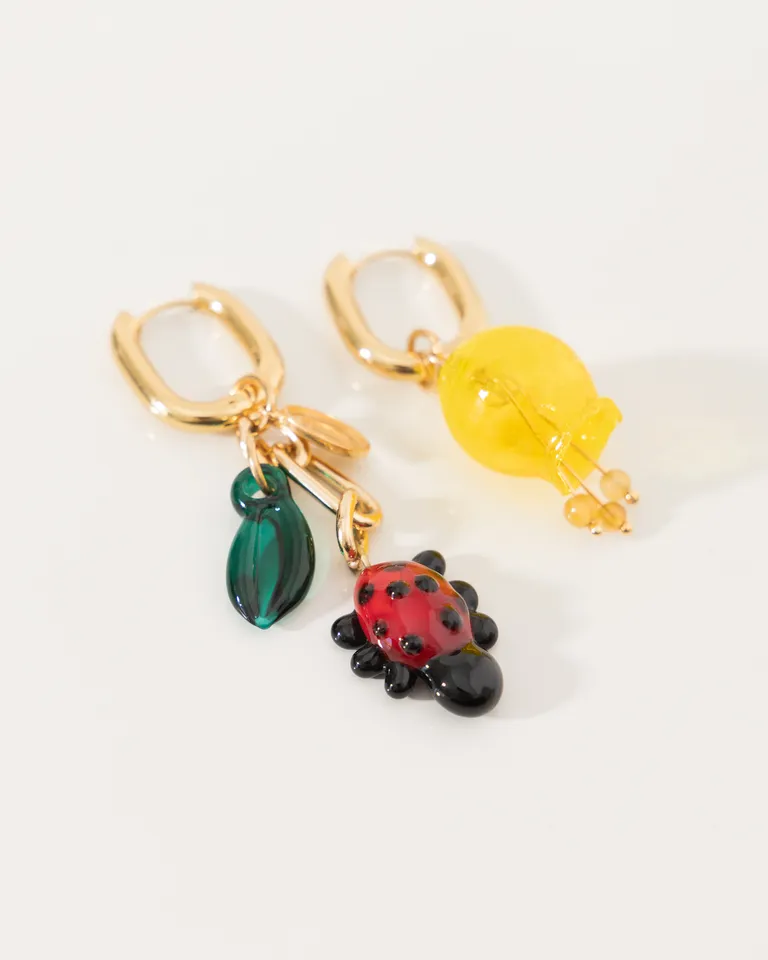 Pendientes colgantes artesanales con dijes en tonos vibrantes y chispeantes de Jazmin Chebar en Bijouterie para argentina
