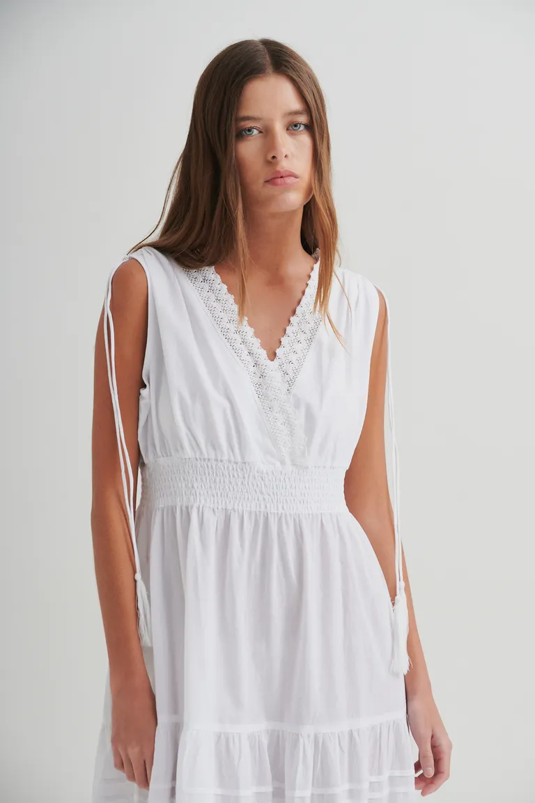 Vestido de algodón blanco con detalles de encaje y volados, escote cruzado y cintura realzada de Sweet en Vestidos para argentina