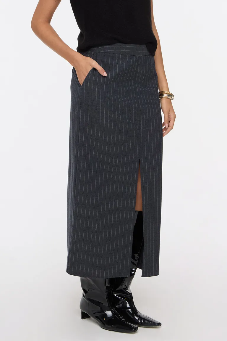 Falda midi de corte sastrero con tajo central, diseño a rayas y bolsillos laterales funcionales de Cuesta Blanca en Faldas para argentina