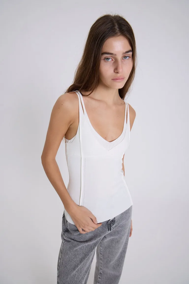 Elegante top blanco sin mangas para mujer, diseño cómodo y versátil de Maria Cher en Tops para argentina