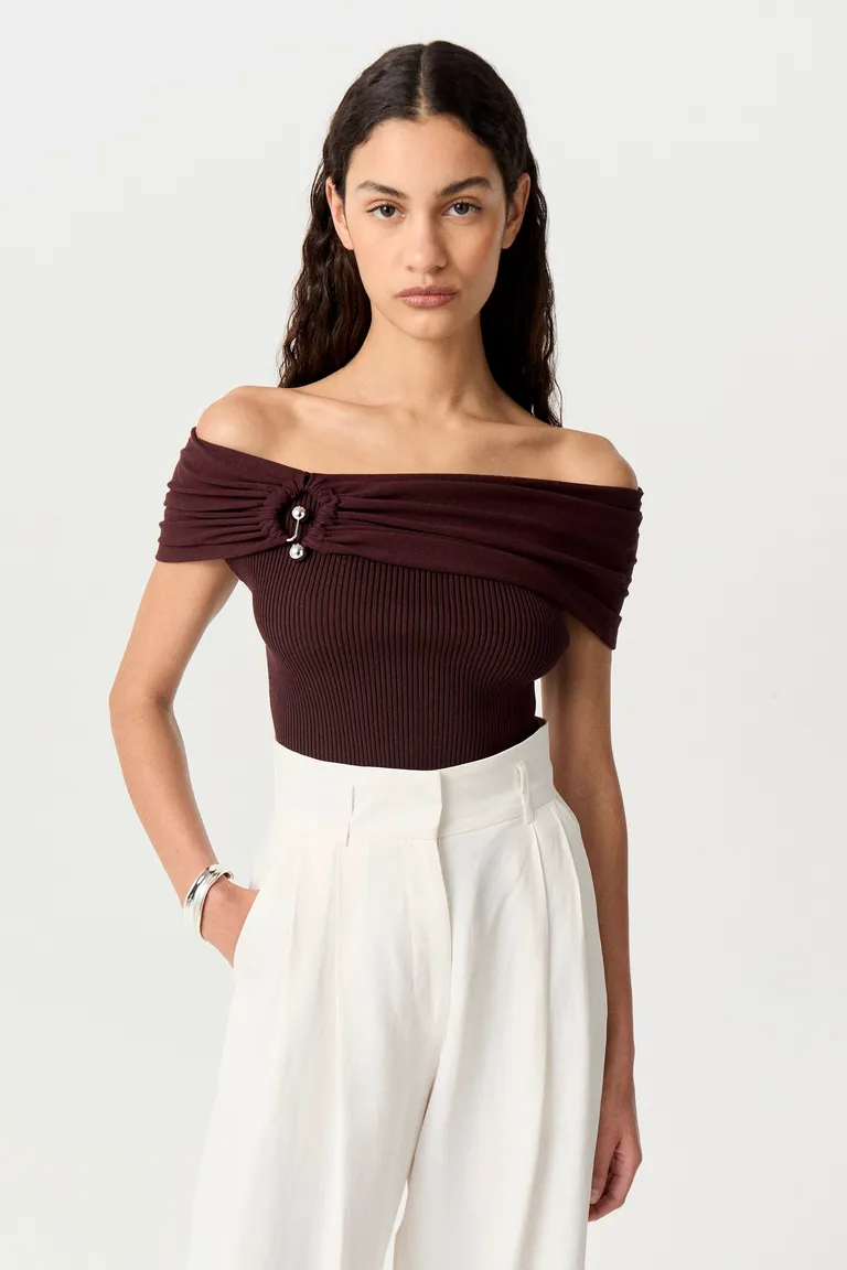 Top tejido en punto acanalado con escote barco y detalles metálicos de Markova en Tops para argentina