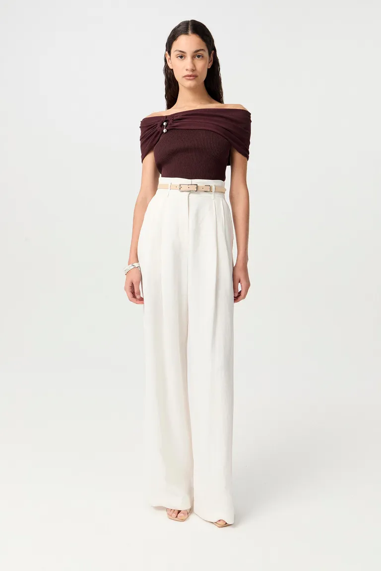 Top tejido en punto acanalado con escote barco y detalles metálicos de Markova en Tops para argentina