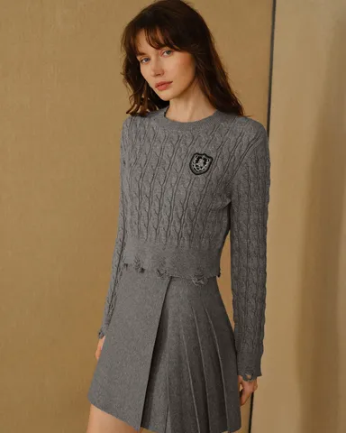 Sweater trenzado detalle insignia
