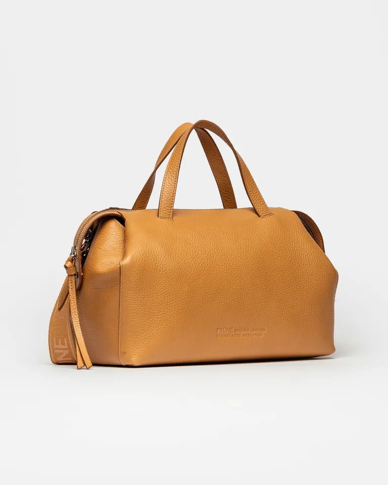 Cartera de mano resort estilo bowling bag en cuero graneado de Prüne en Bolsos y Carteras para argentina
