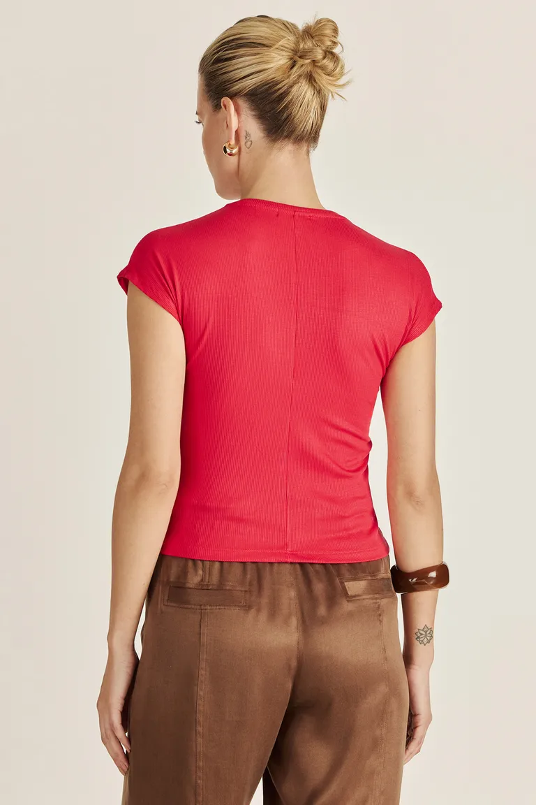 Remera de punto en tono rojo con diseño cursiva en relieve de Tucci en Remeras para argentina