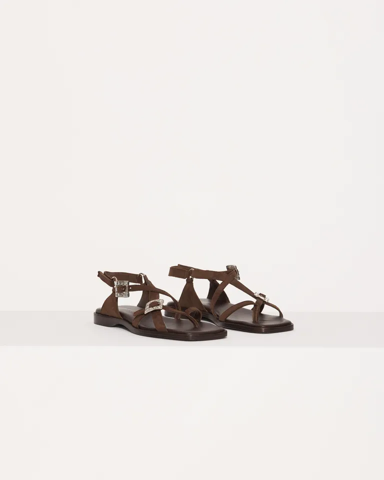 Sandalia de cuero descarne con tiras cruzadas y hebillas con strass de Jazmin Chebar en Sandalias para argentina