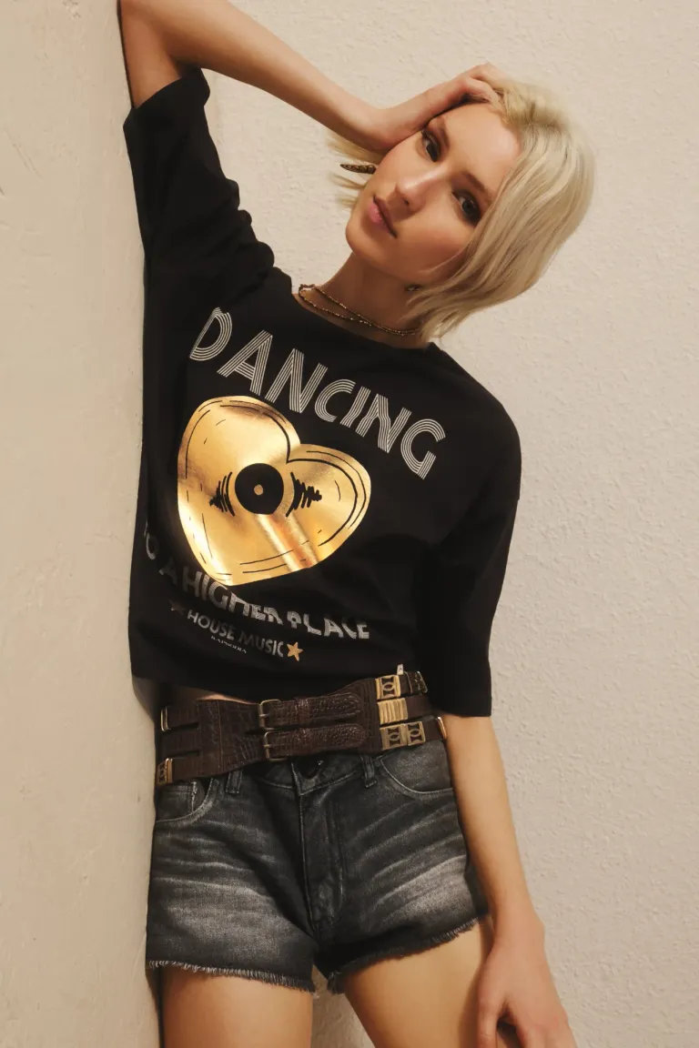 Remera de algodón con estampado vintage y detalles en foil de Rapsodia en Remeras para argentina