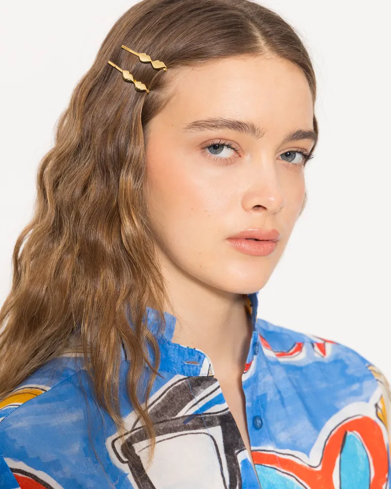 Hebilla plateada para el cabello con aplicación de color y diseño personalizado de Jazmin Chebar en Bijouterie para argentina