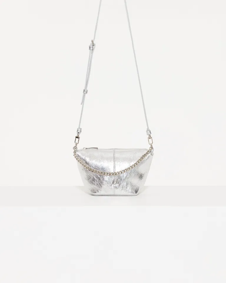 Bolso bandolera de cuero con detalles elegantes y prácticos de Jazmin Chebar en Bolsos y Carteras para argentina