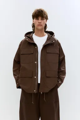 Chubasquero capucha bolsillos de Pull&Bear en Abrigos y Camperas para argentina