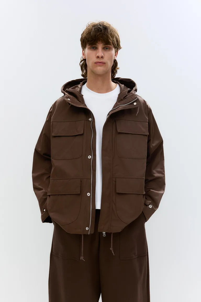 Chubasquero capucha bolsillos de Pull&Bear en Abrigos y Camperas para argentina