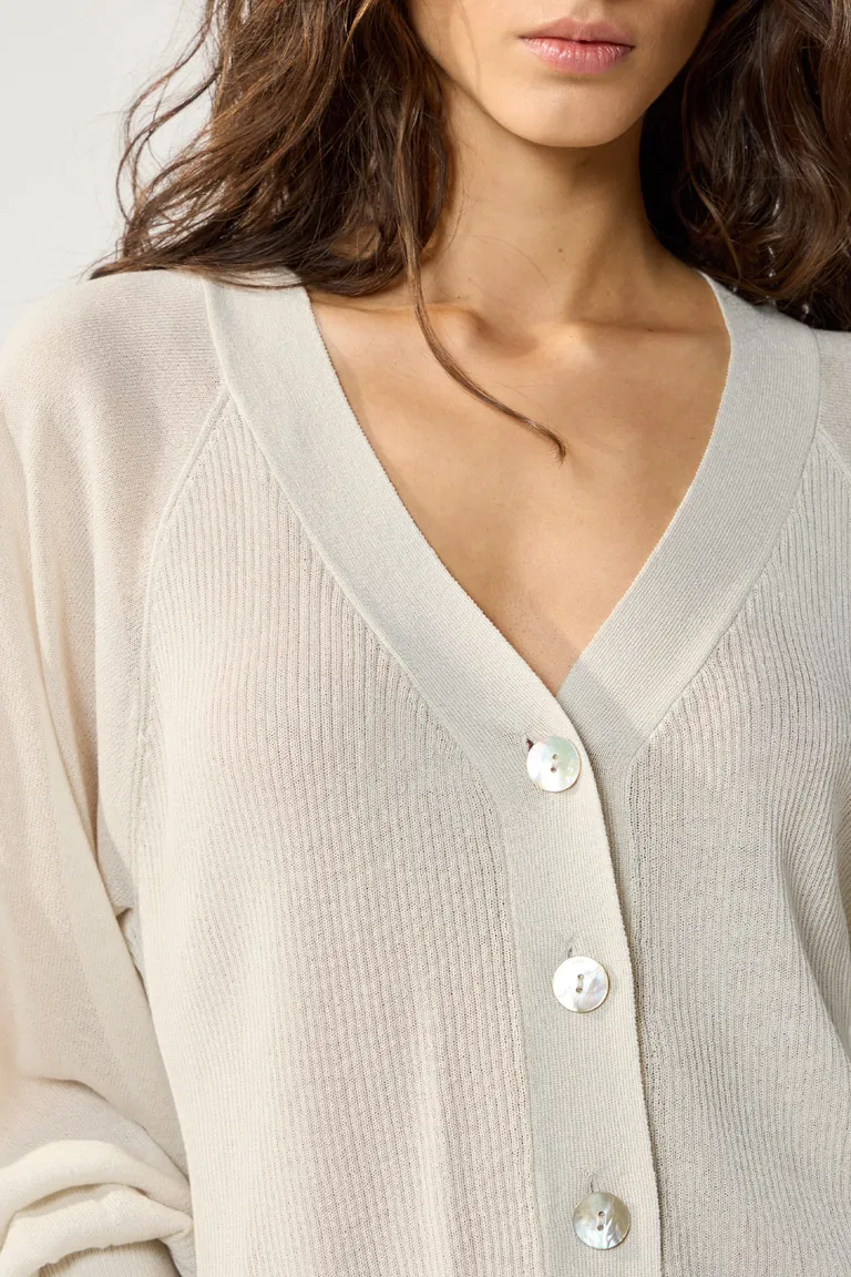 Cardigan de tejido morley con mangas abuchonadas y escote en V de Cuesta Blanca en Buzos y Sweaters para argentina