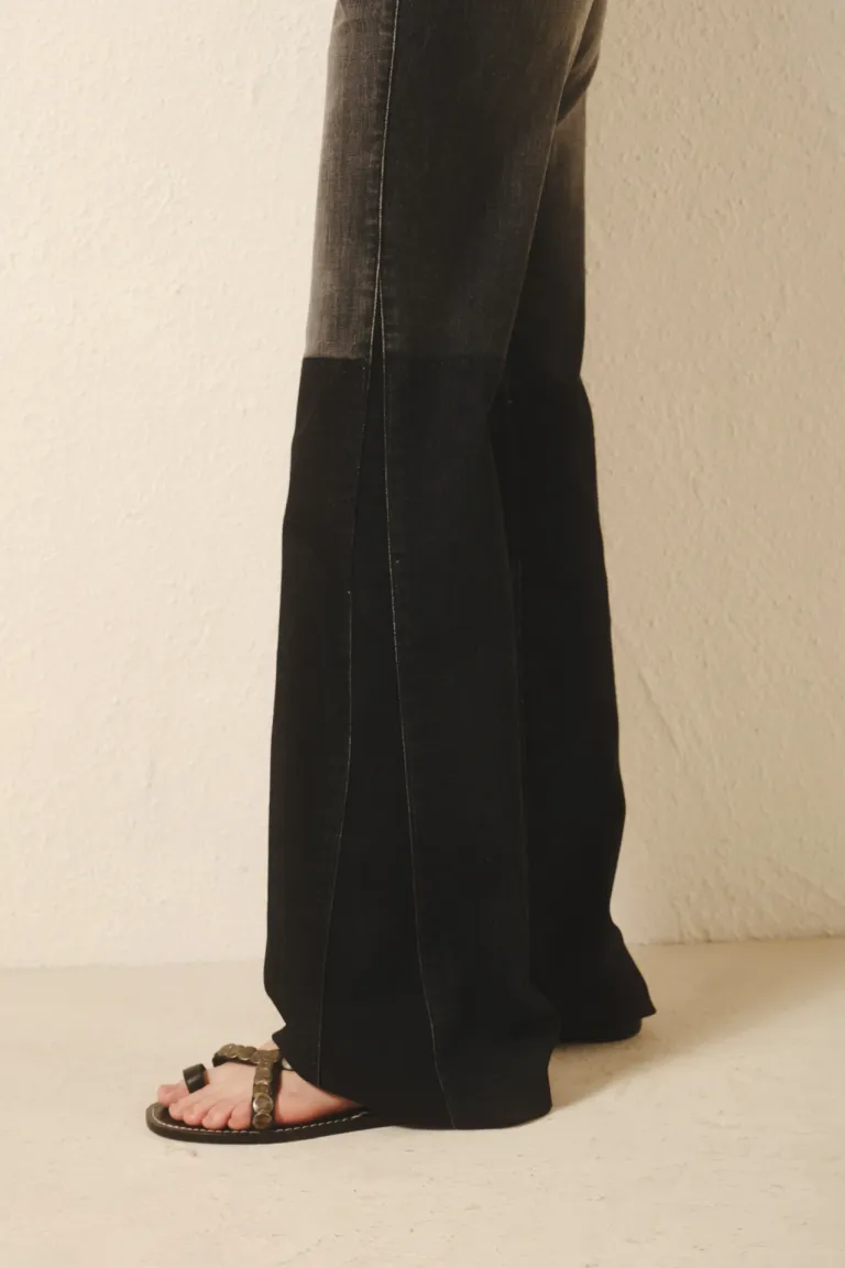 Pantalón de tiro medio con pierna acampanada y efecto lavado en negro de Rapsodia en Pantalones para argentina