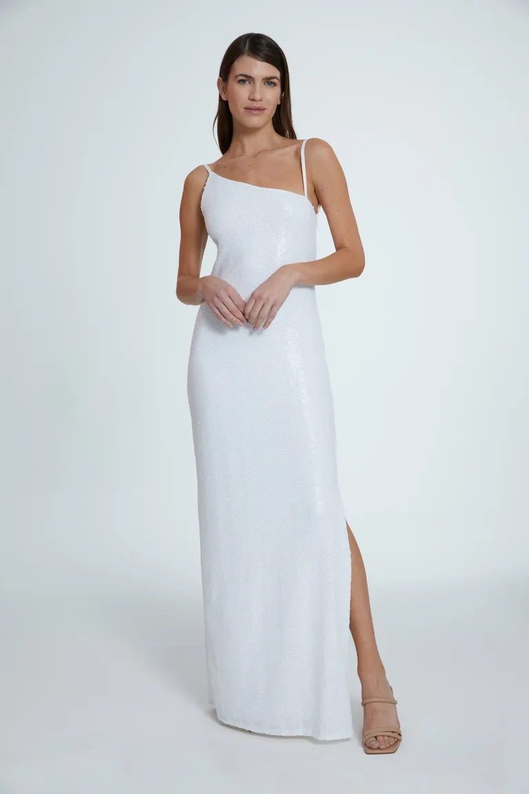 Vestido blanco de fiesta con lentejuelas bordadas y escote irregular de Naíma en Vestidos para argentina