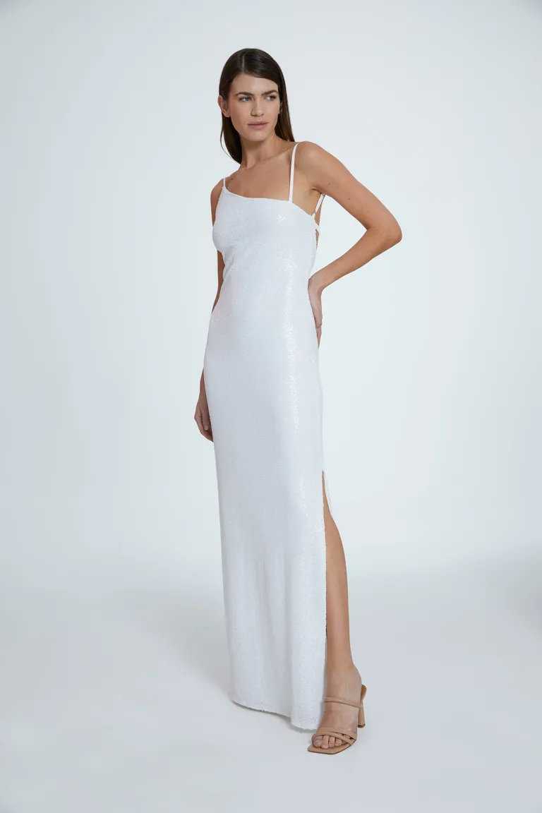 Vestido blanco de fiesta con lentejuelas bordadas y escote irregular de Naíma en Vestidos para argentina