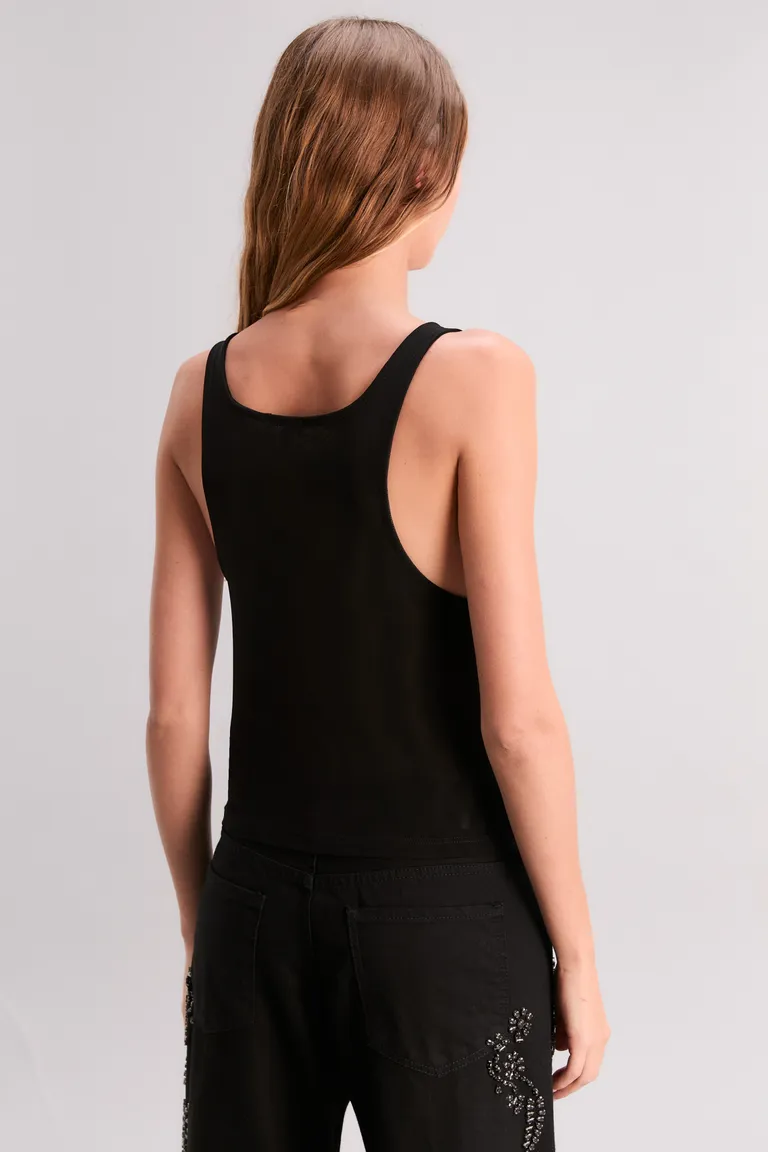 Musculosa con piedras incrustadas diseño exclusivo slim fit escote redondo de Kosiuko en Tops para argentina