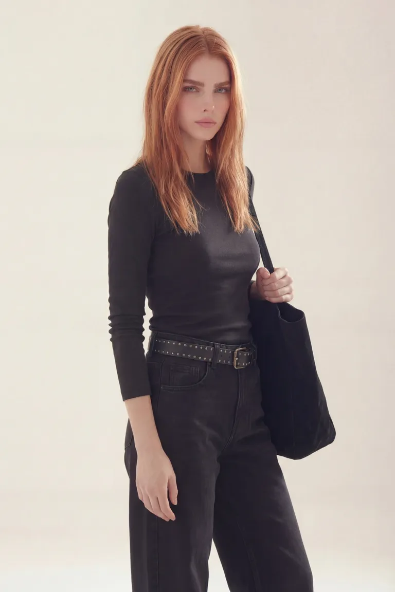 Remera manga larga de corte clásico con cuello redondo y ajuste entallado de Akiabara en Remeras para argentina