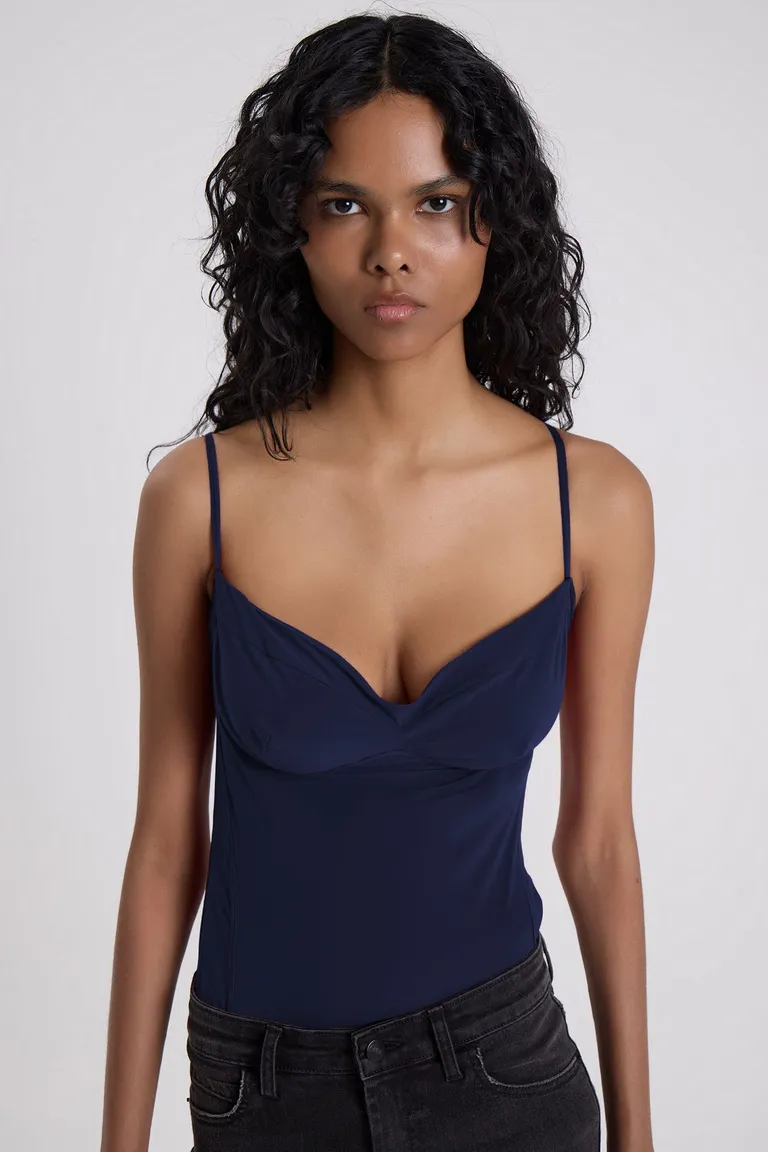 Body de ajuste entallado con diseño de corsetería y escote lencero con breteles regulables de Maria Cher en Bodies para argentina