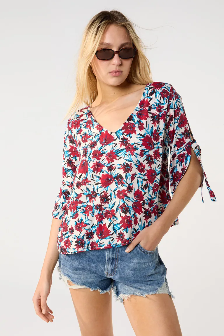 Blusa floral de viscosa con escote en V y mangas 3/4 con lazos de Cuesta Blanca en Blusas para argentina