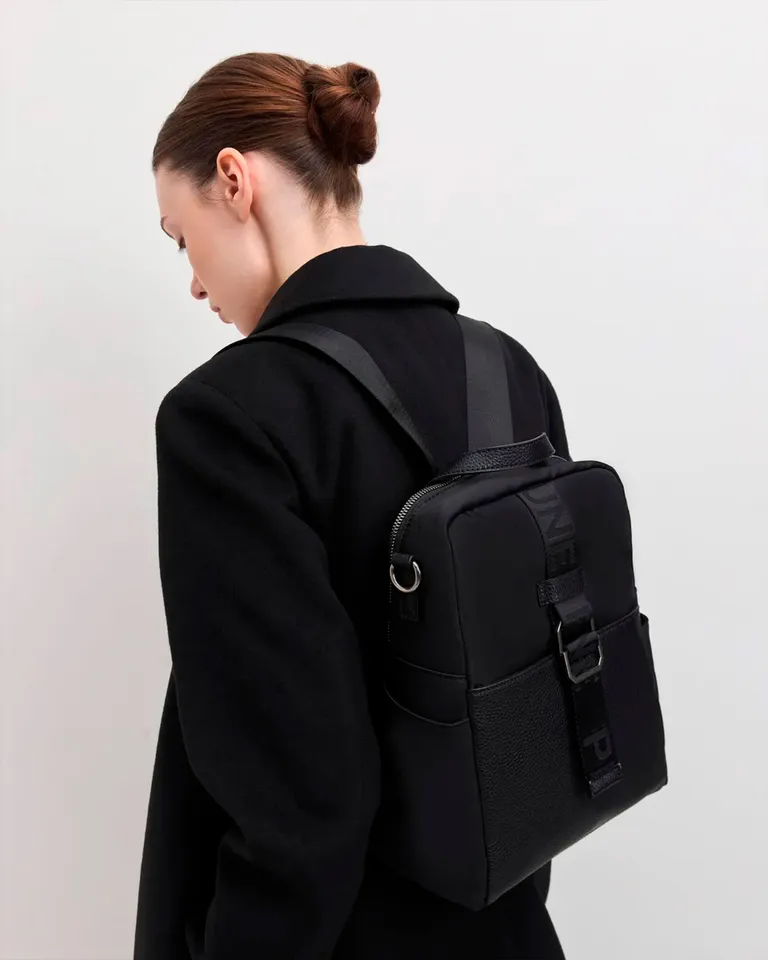 Mochila de nylon negro con detalles funcionales y tendencias de Prüne en Mochilas para argentina