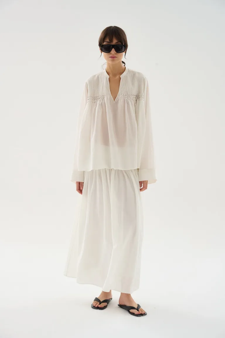 Blusa de diseño elegante y atemporal en color blanco de Maria Cher en Blusas para argentina