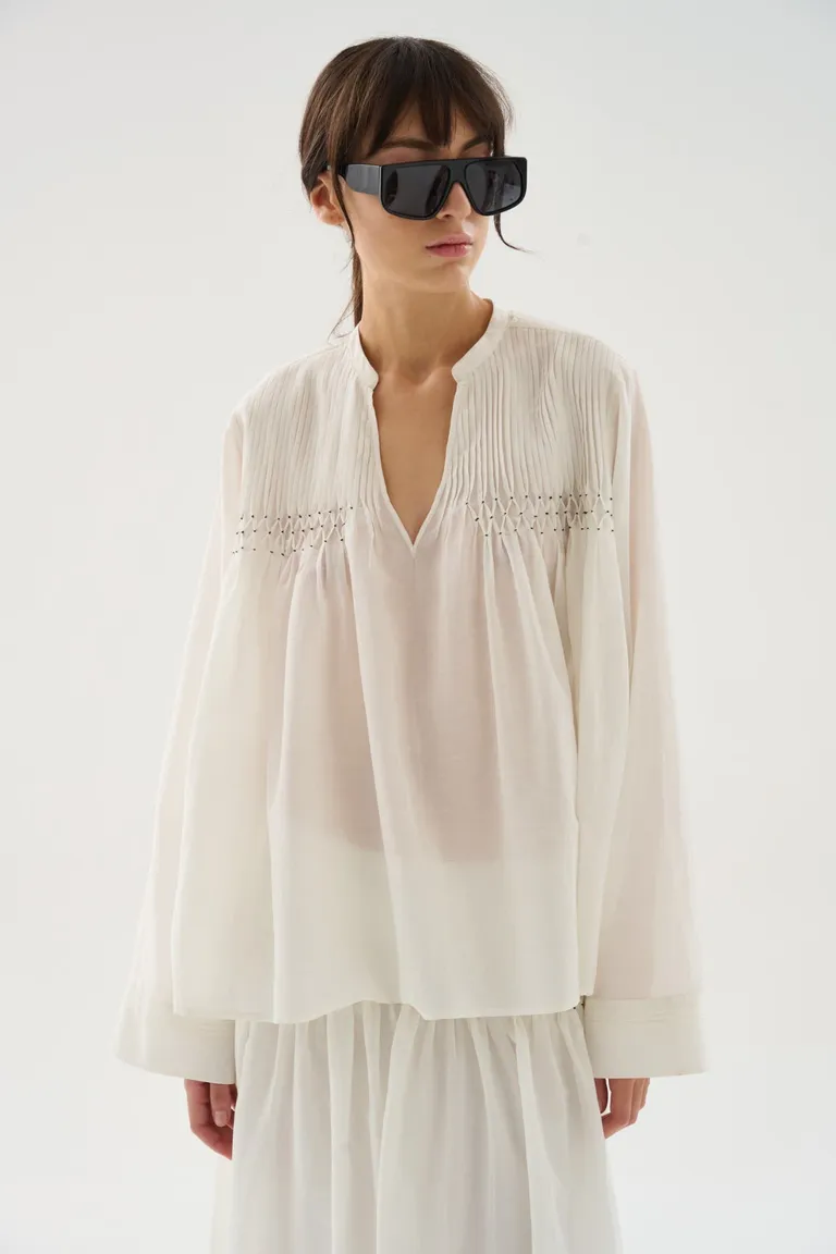 Blusa de diseño elegante y atemporal en color blanco de Maria Cher en Blusas para argentina