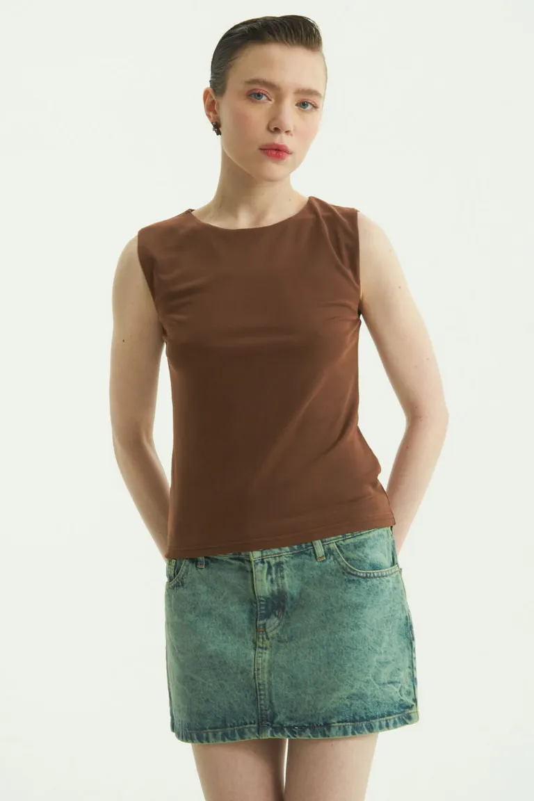 Remera ajustada de diseño en tono marrón con cuello redondo y fit entallado de Las Pepas en Remeras para argentina