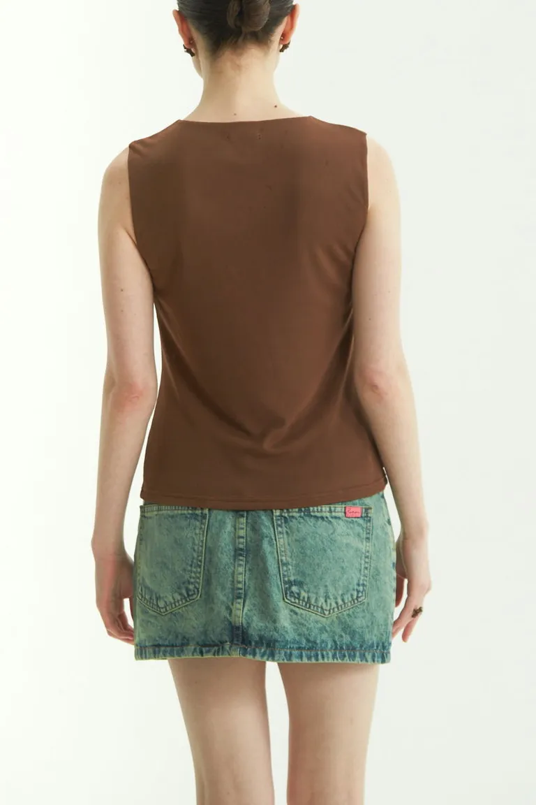 Remera ajustada de diseño en tono marrón con cuello redondo y fit entallado de Las Pepas en Remeras para argentina