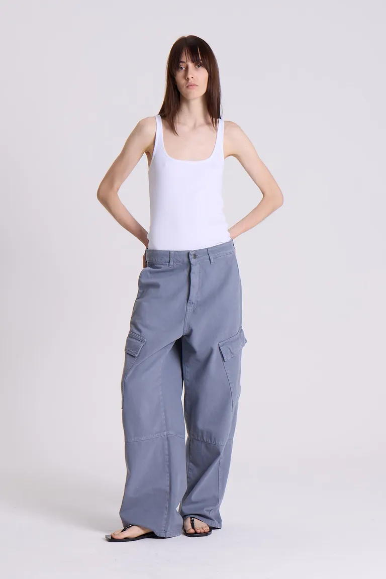 Pantalón de gabardina gris con bolsillos cargo y recortes en las piernas de Maria Cher en Pantalones para argentina