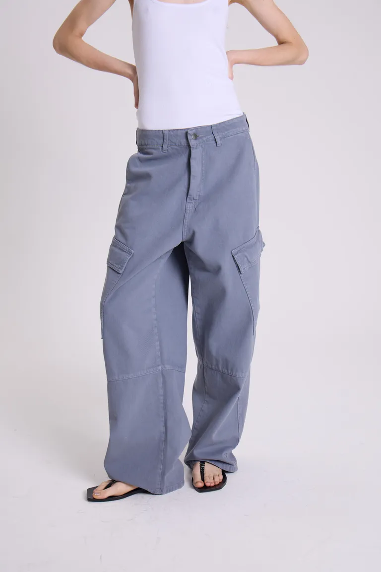 Pantalón de gabardina gris con bolsillos cargo y recortes en las piernas de Maria Cher en Pantalones para argentina