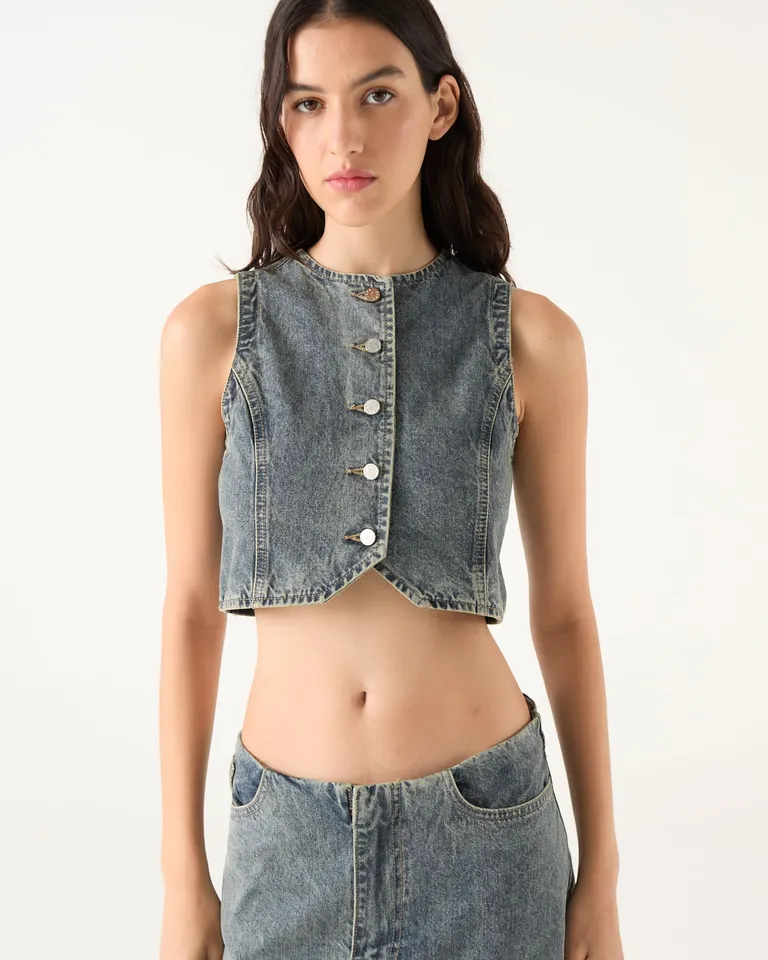 Chaleco corto con cierre frontal a botones y calce entallado a la cintura de Furzai en Chalecos para argentina