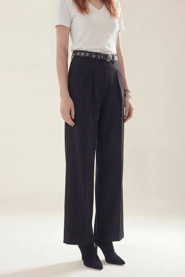 Pantalón de mujer tiro alto con corte amplio y pinzas frontales de Akiabara en Pantalones para argentina