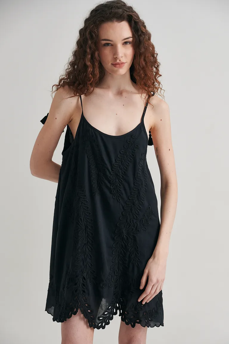 Vestido negro de encaje con diseño elegante y estilizado para mujeres de Sweet en Vestidos para argentina