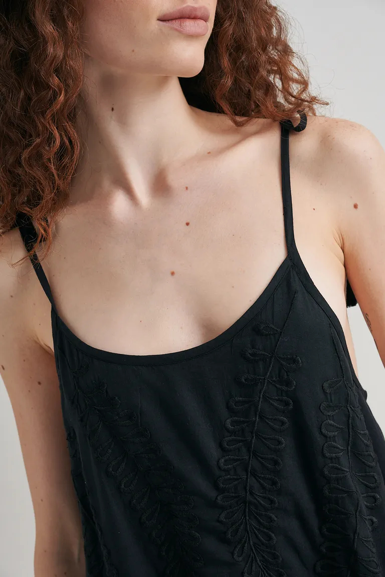 Vestido negro de encaje con diseño elegante y estilizado para mujeres de Sweet en Vestidos para argentina