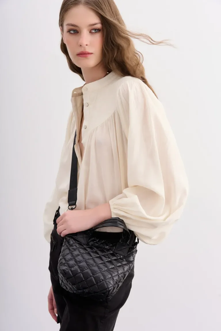 Cartera tote mini matelassé en color negro, perfecta para el día a día de Rapsodia en Bolsos y Carteras para argentina