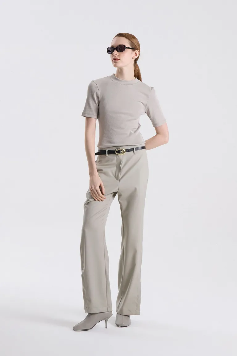 Remera de tejido acanalado con cuello redondo y mangas cortas de calce entallado de Maria Cher en Remeras para argentina