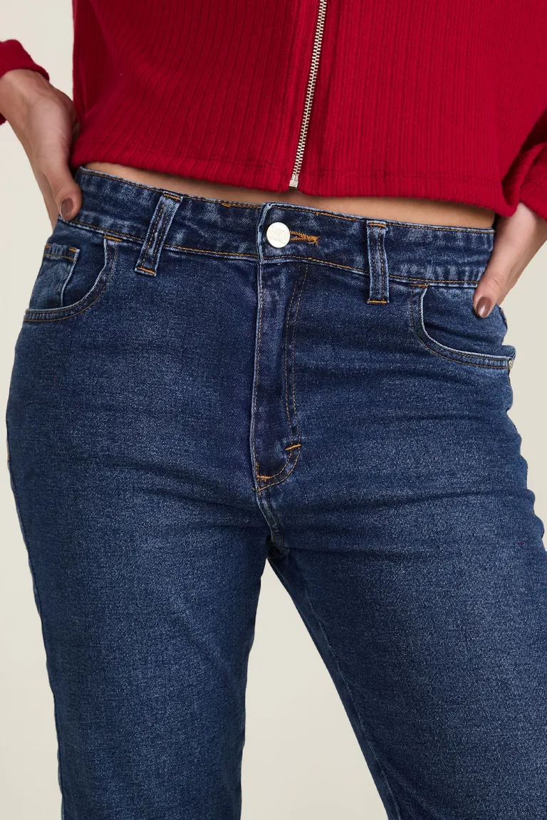 Pantalón de mujer tiro medio con corte ajustado y costuras a contratono de Cuesta Blanca en Pantalones para argentina