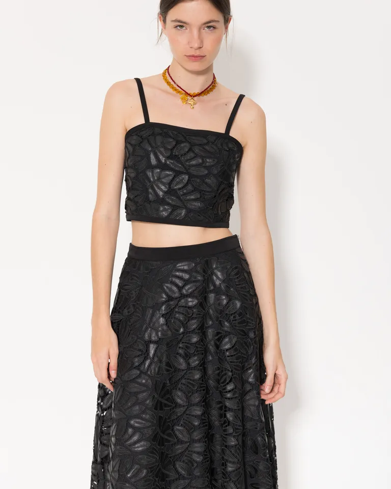 Top de cuerina calada con detalles en contraste y cierre trasero desmontable de Jazmin Chebar en Tops para argentina