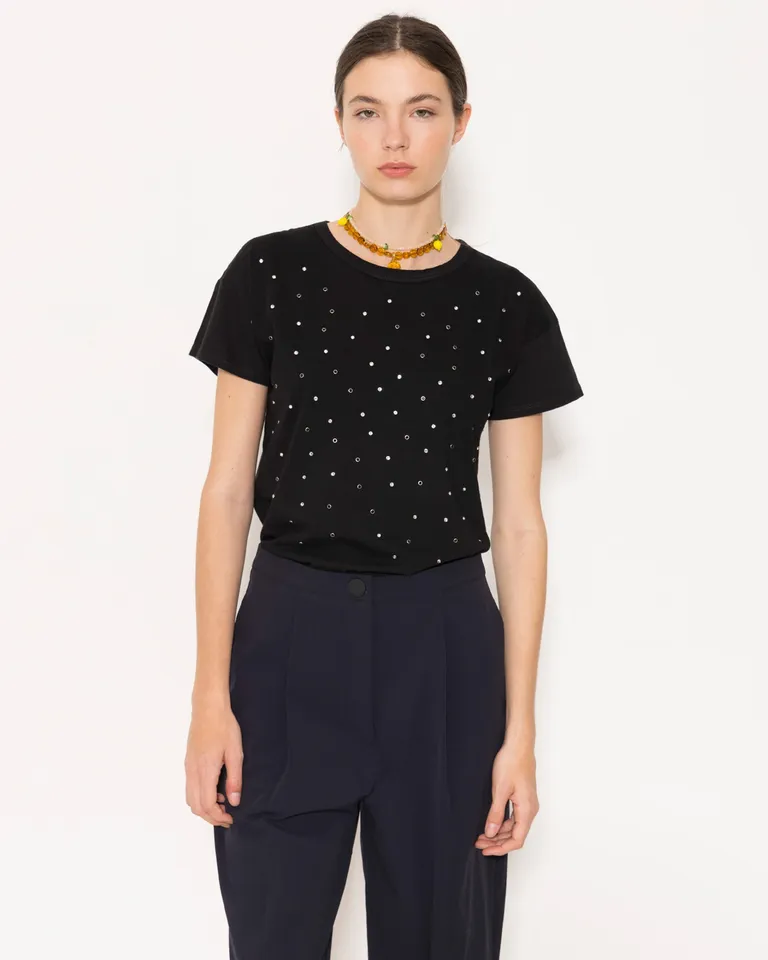 Remera Negra con Cristales, Un Toque Elegante para Looks Casuales de Jazmin Chebar en Remeras para argentina