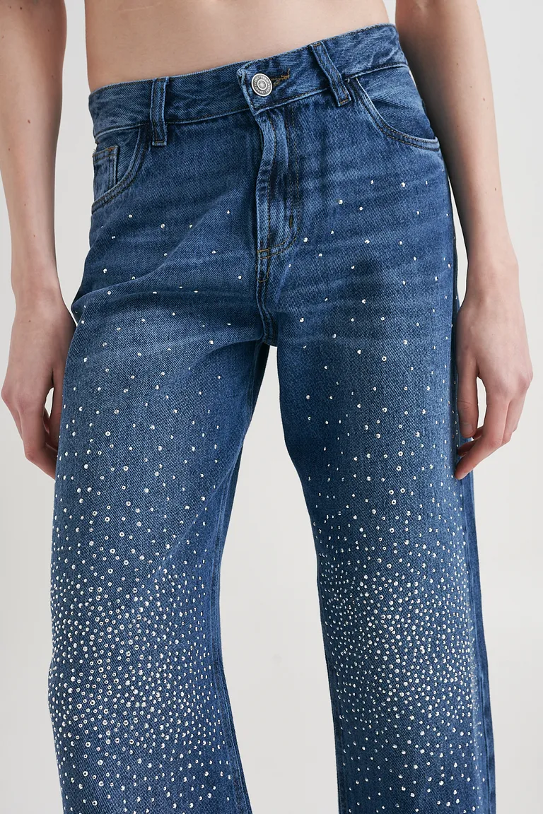 Pantalones vaqueros de pierna ancha con aplicaciones de strass en el diseño de Sweet en Pantalones para argentina