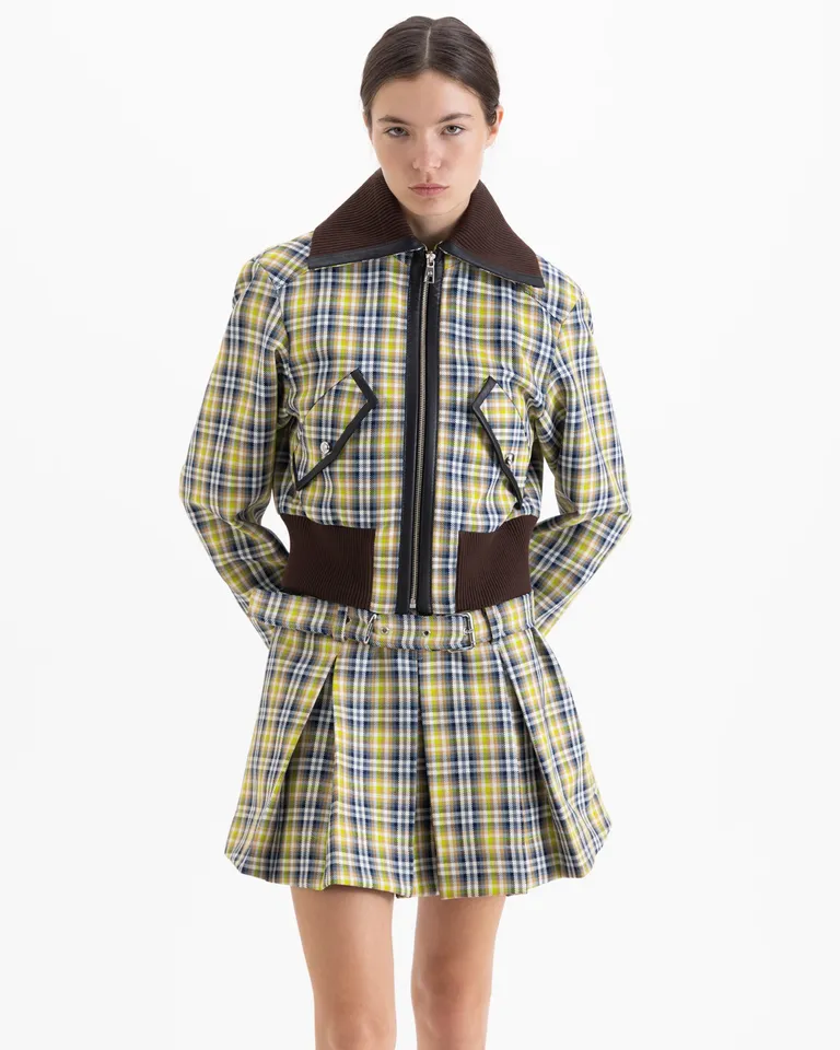 Chaqueta corta de diseño estructurado con estampa escocesa, cuello camisero, bolsillos con solapa y cierre frontal de Jazmin Chebar en Chaquetas para argentina