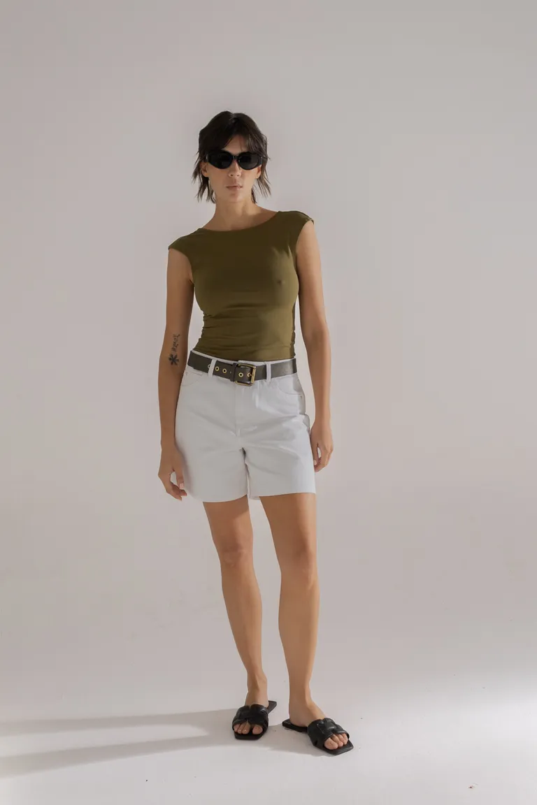 Top sin mangas verde olivo, prenda cómoda y elegante para un estilo casual sofisticado de Akiabara en Tops para argentina