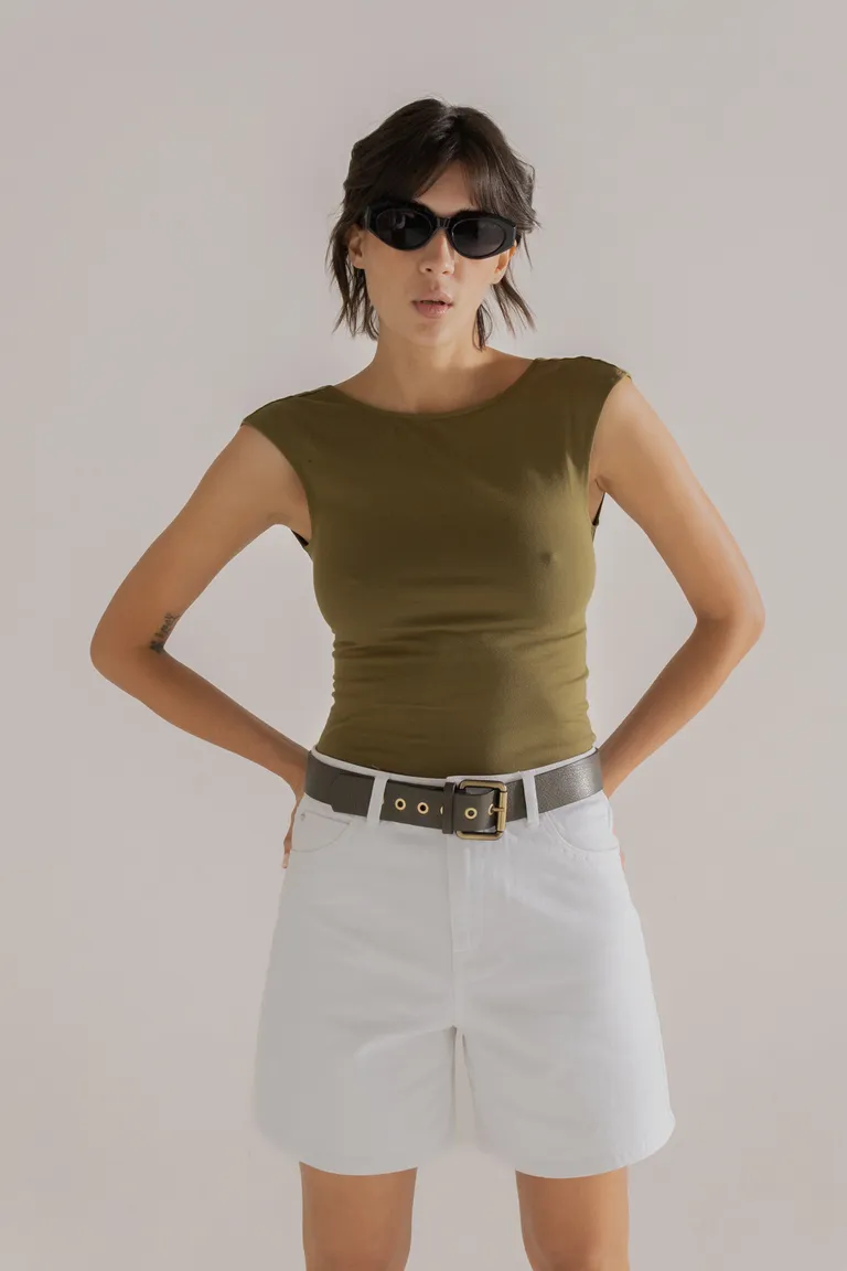 Top sin mangas verde olivo, prenda cómoda y elegante para un estilo casual sofisticado de Akiabara en Tops para argentina