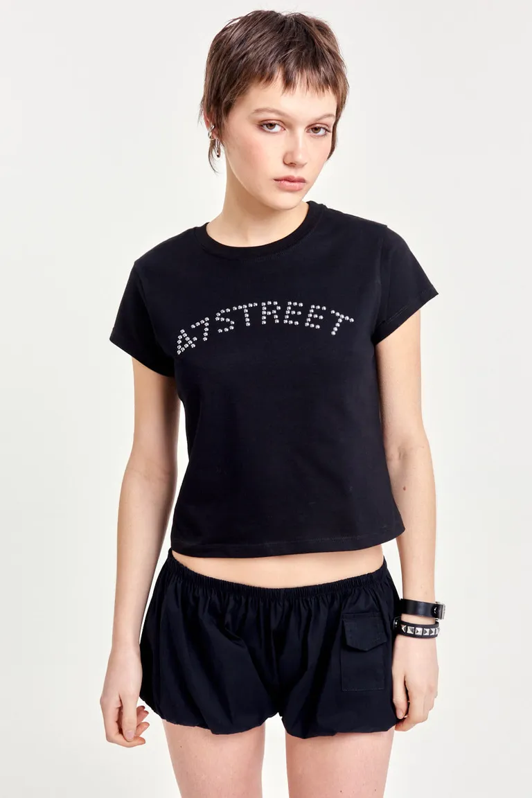 Remera de algodón con aplique metálico - Prenda ideal para un look urbano y con carácter de 47 Street en Remeras para argentina