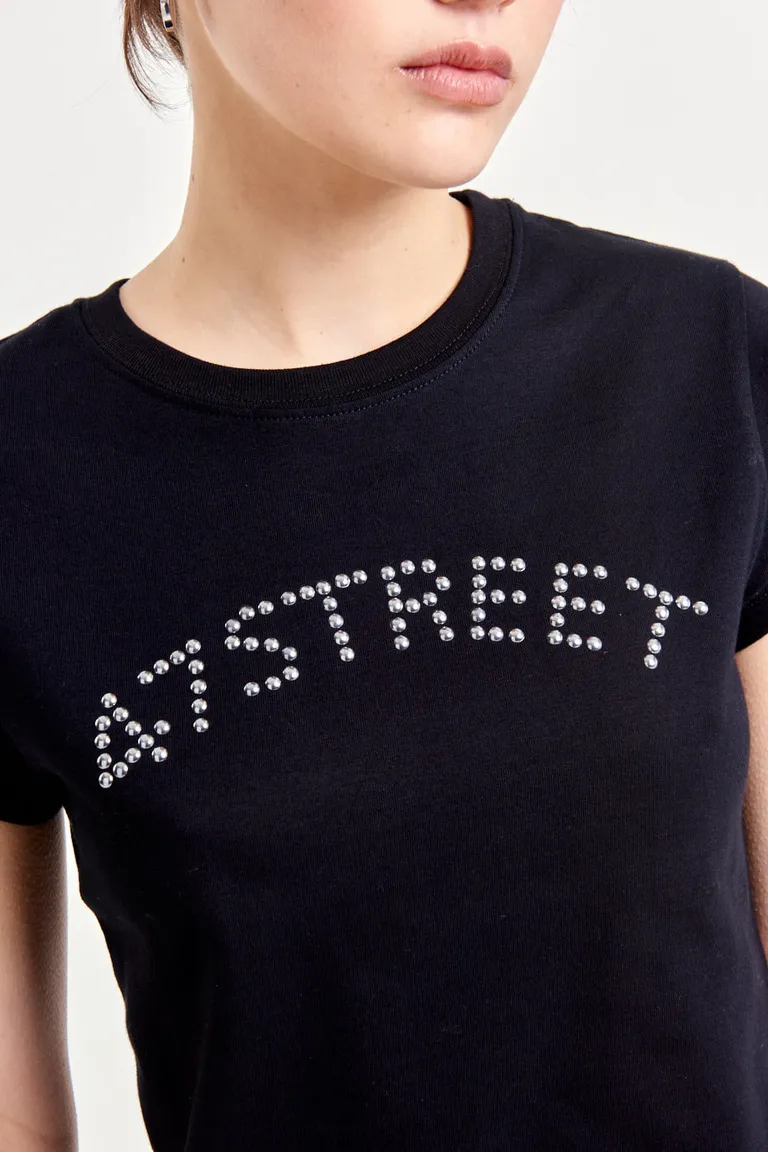 Remera de algodón con aplique metálico - Prenda ideal para un look urbano y con carácter de 47 Street en Remeras para argentina