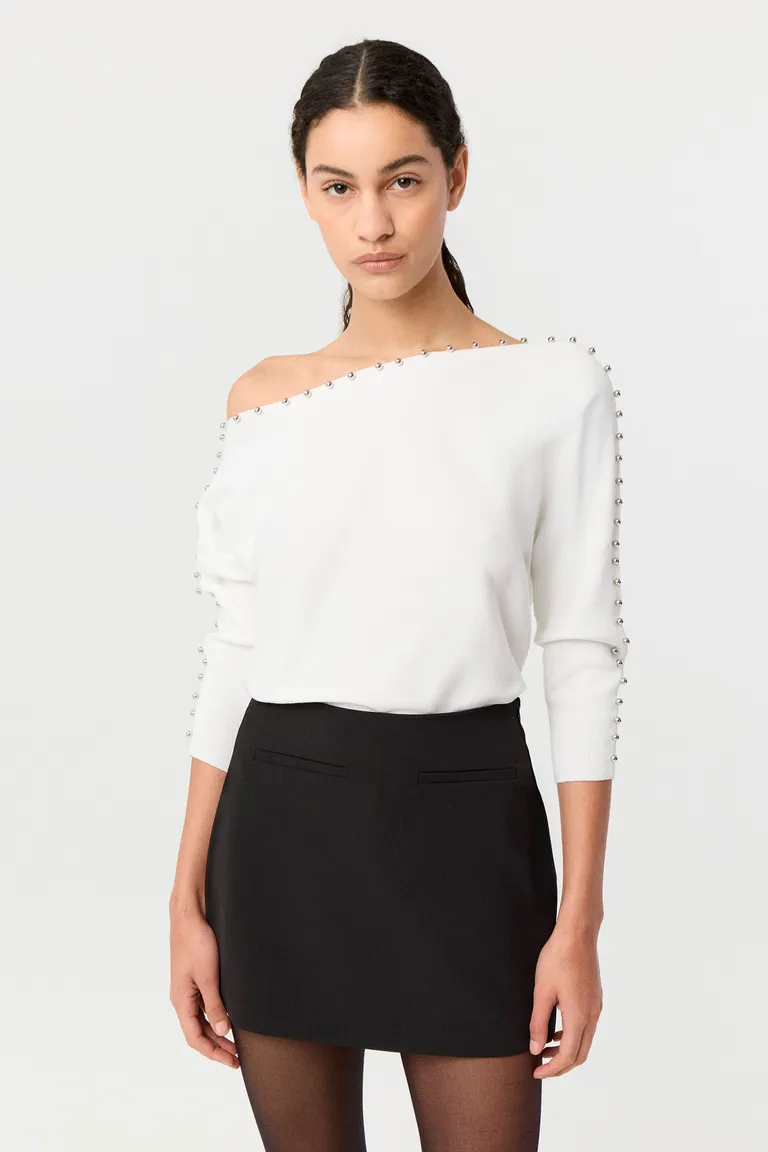 Sweater tejido de calce relajado con escote bote y detalle de perlas aplicadas en mangas de Markova en Buzos y Sweaters para argentina